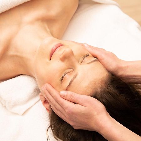 Solo Sokos Hotel Torni هلسنكي المظهر الخارجي الصورة A woman receiving a facial massage