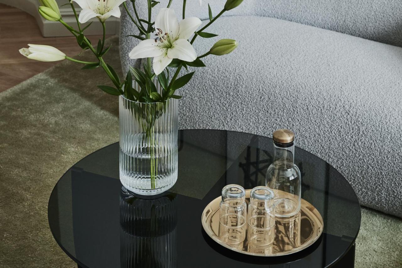 Solo Sokos Hotel Torni هلسنكي المظهر الخارجي الصورة A set of perfume bottles