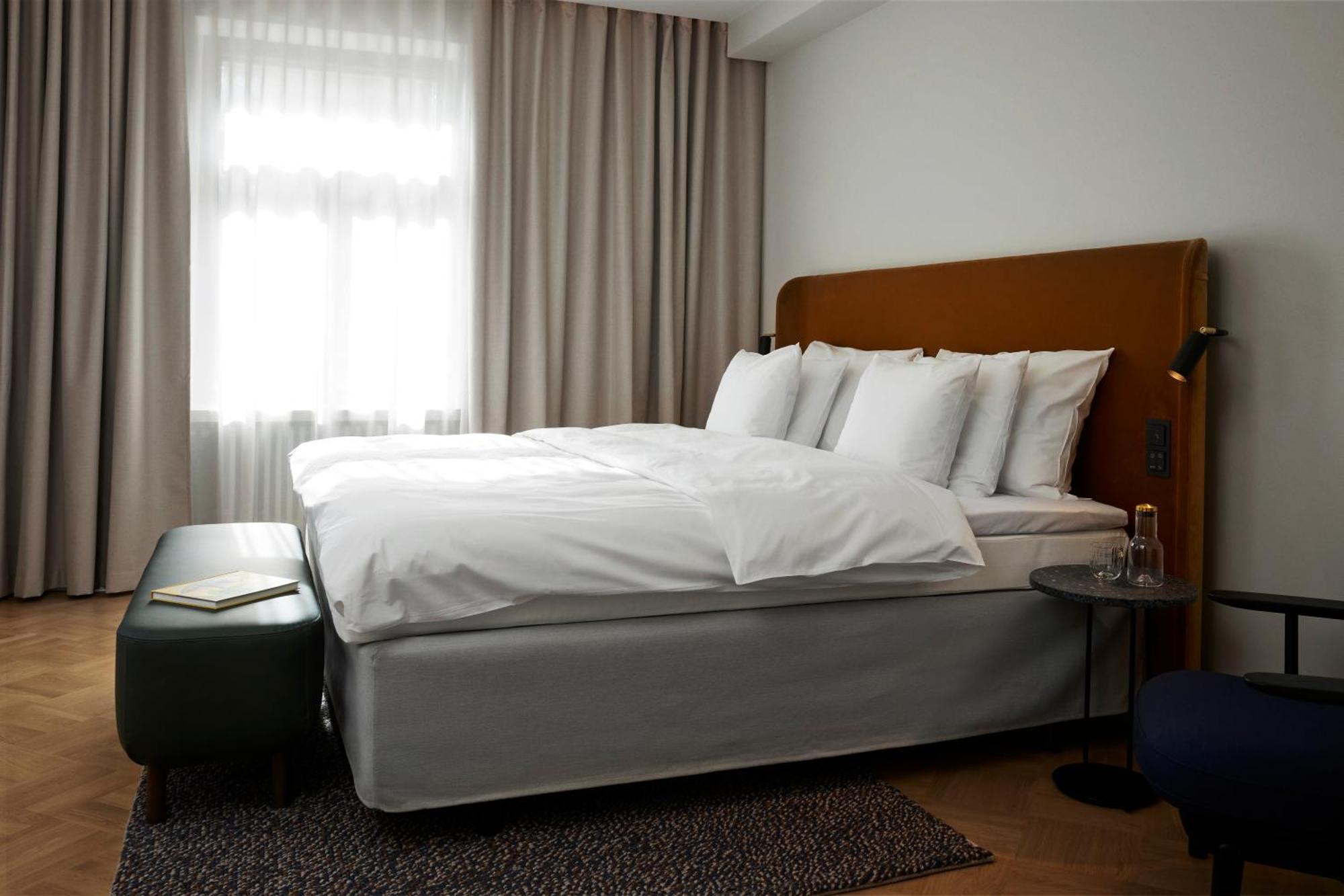 Solo Sokos Hotel Torni هلسنكي المظهر الخارجي الصورة A bed with a bed skirt