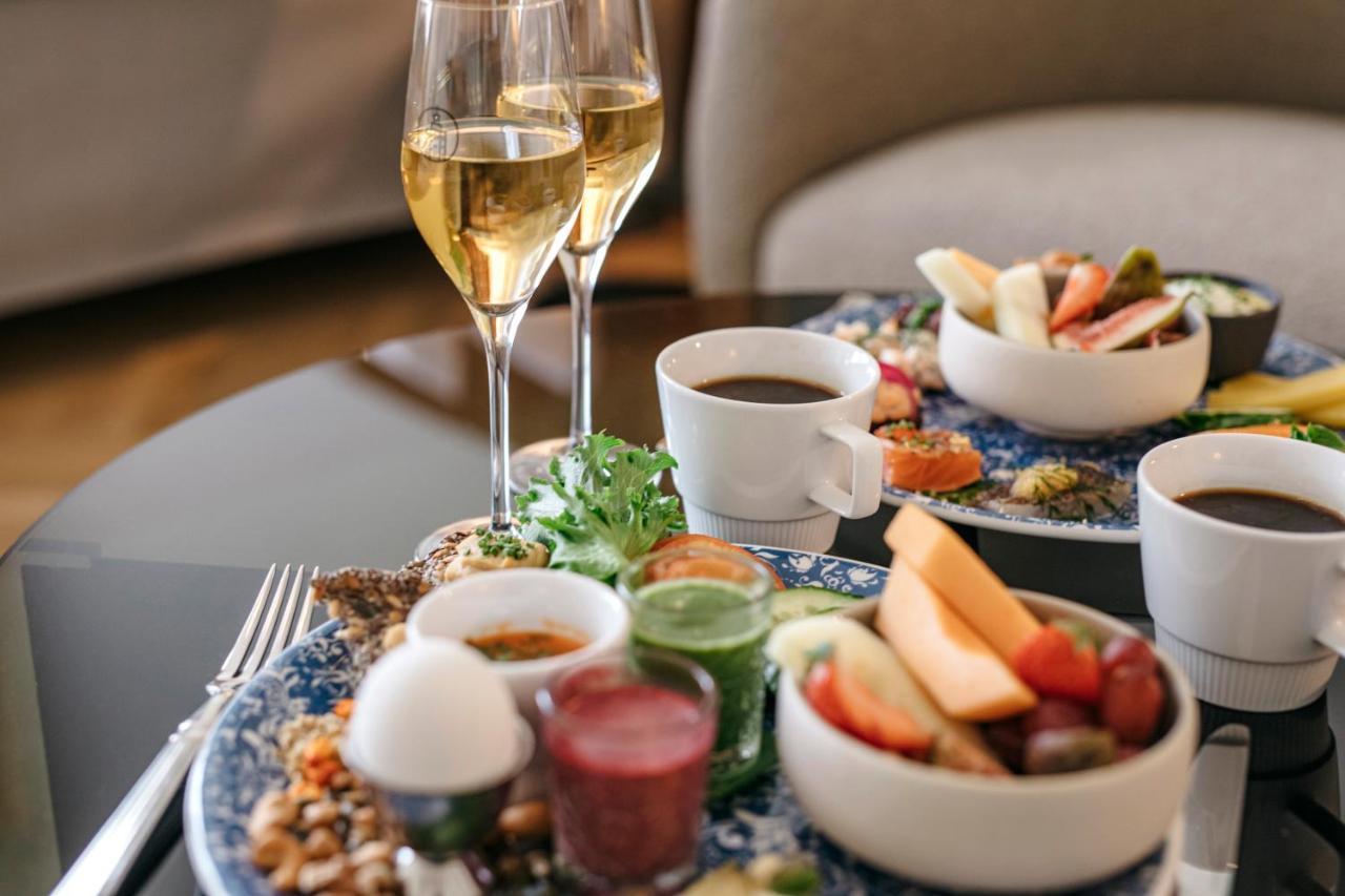 Solo Sokos Hotel Torni هلسنكي المظهر الخارجي الصورة A glass of sparkling wine with a selection of finger food