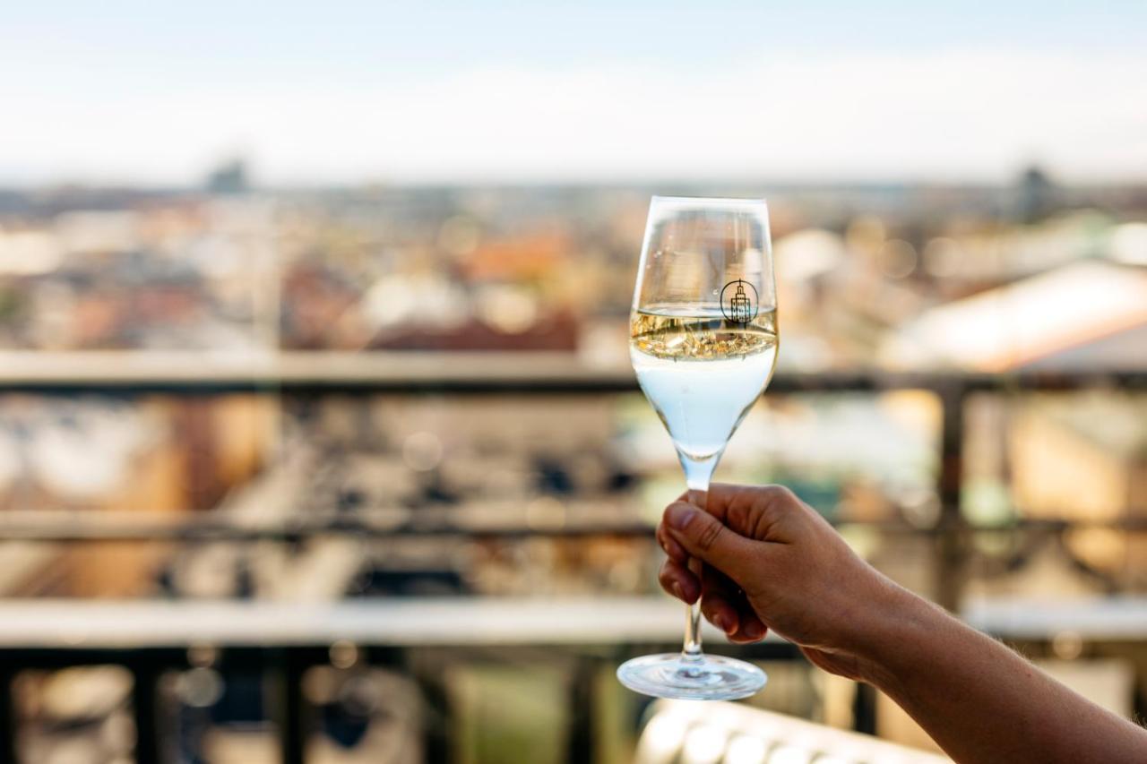Solo Sokos Hotel Torni هلسنكي المظهر الخارجي الصورة A glass of champagne