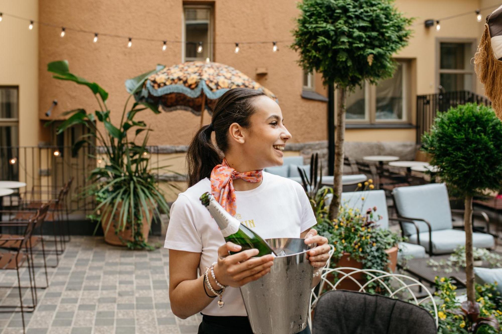 Solo Sokos Hotel Torni هلسنكي المظهر الخارجي الصورة A waitress in a restaurant