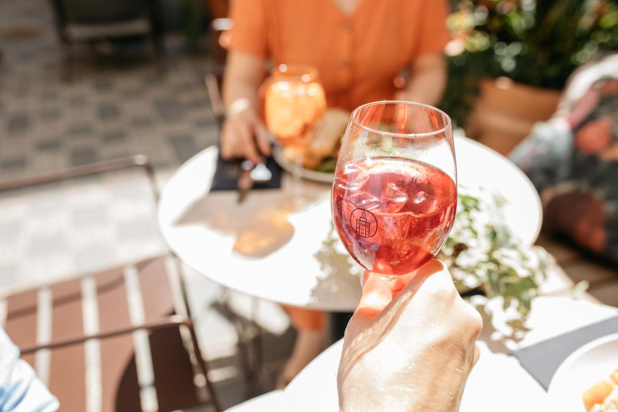 Solo Sokos Hotel Torni هلسنكي المظهر الخارجي الصورة A glass of rosé wine