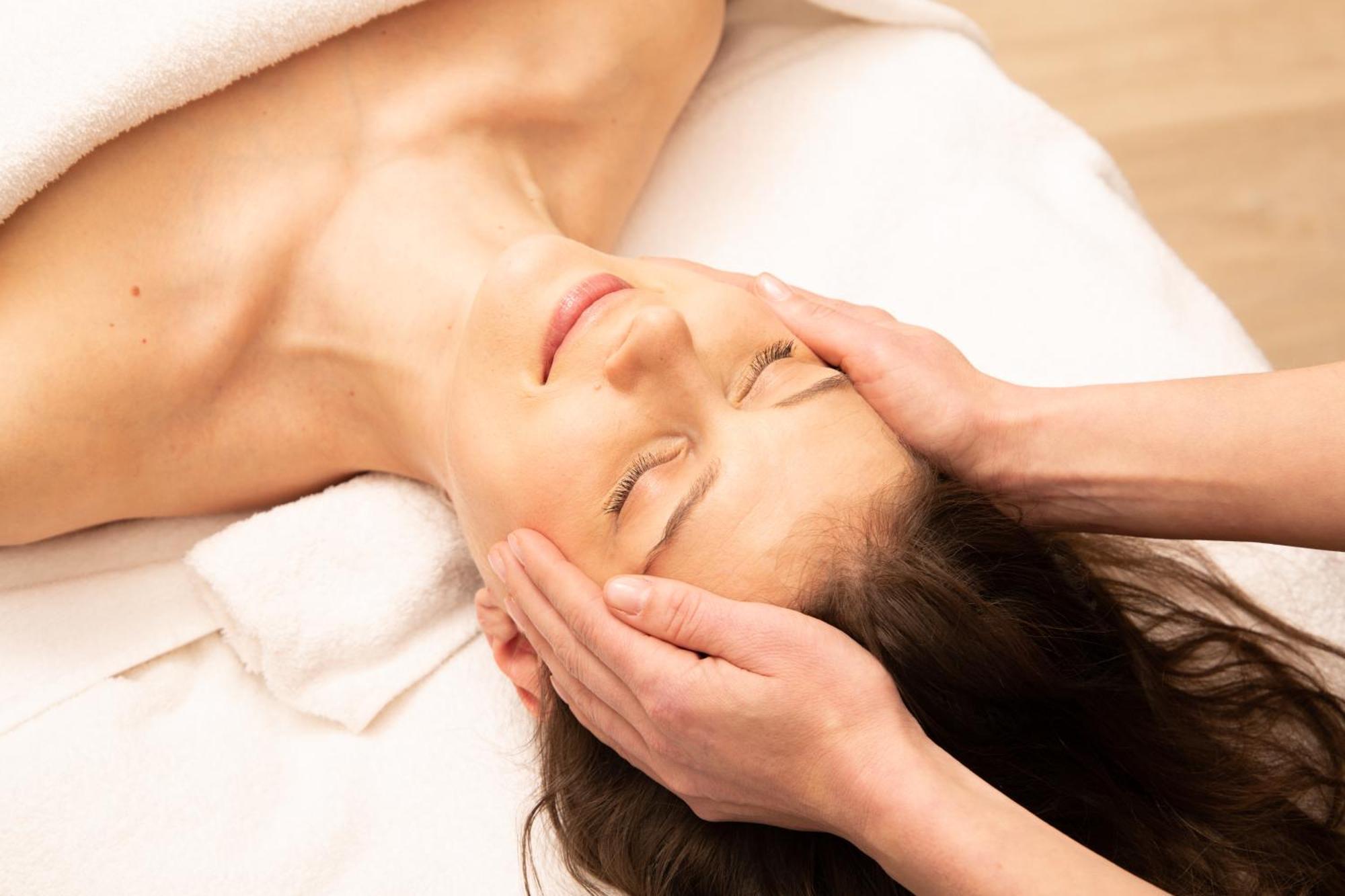 Solo Sokos Hotel Torni هلسنكي المظهر الخارجي الصورة A woman receiving a facial massage